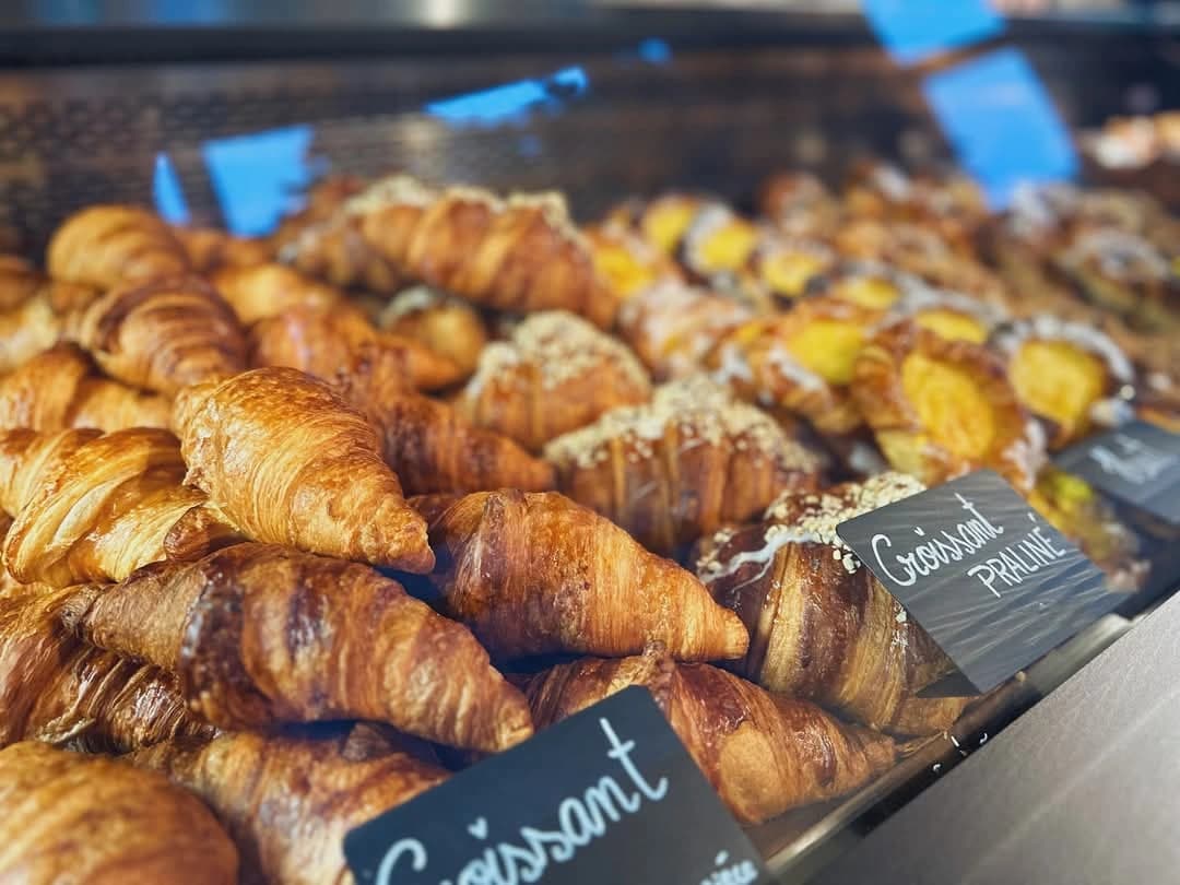 Croissants frais et dorés chez Karameli