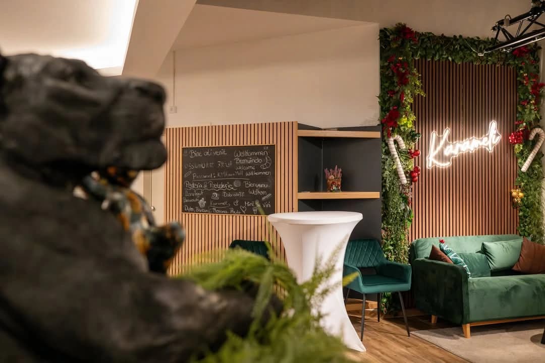 L’intérieur chaleureux et végétal du café Karameli