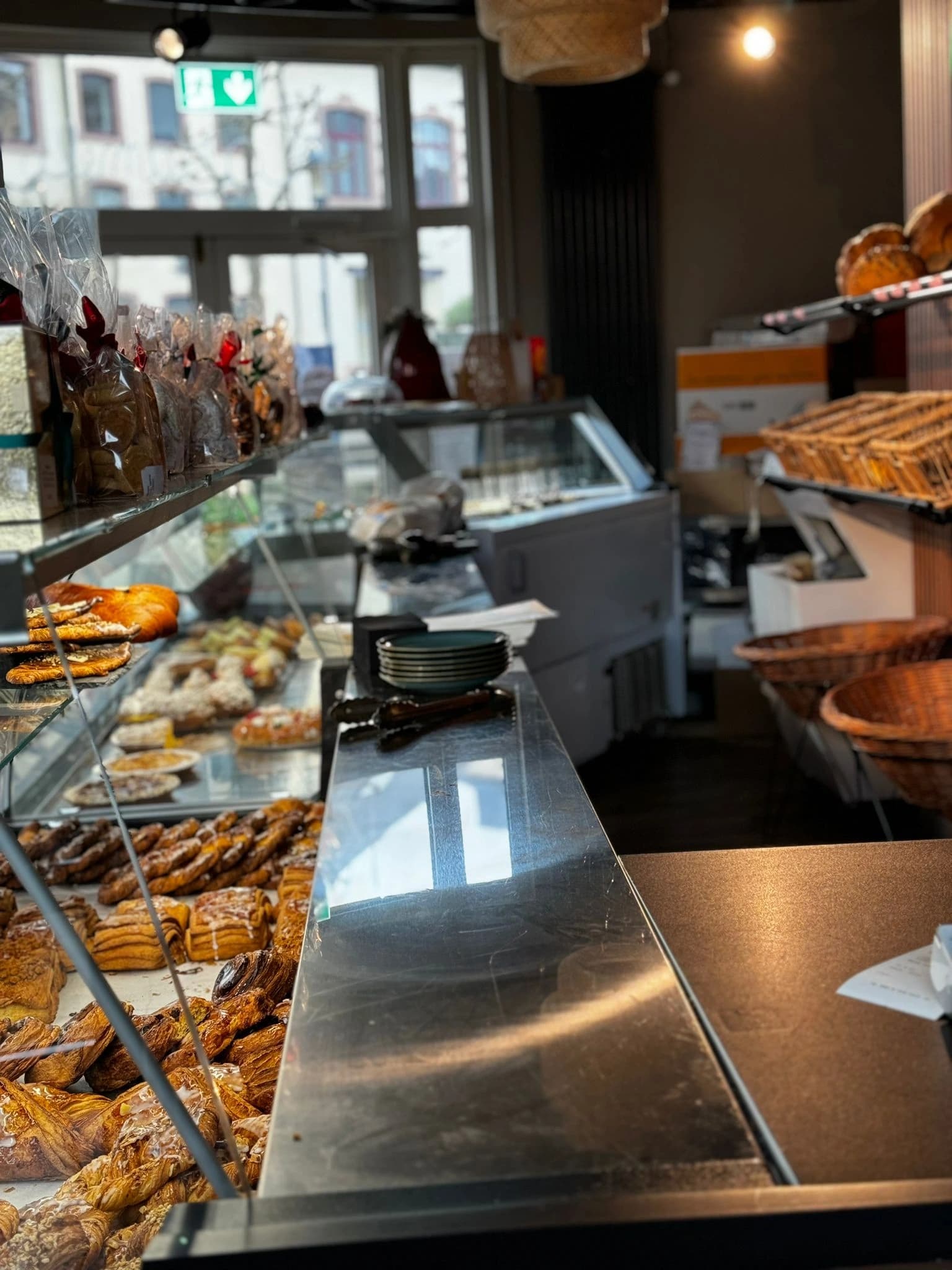Une table en bois dressée dans le café Karameli